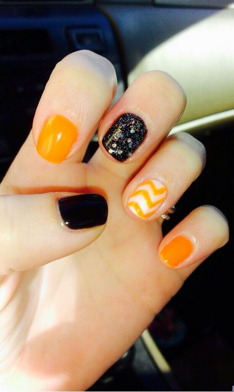 Schwarze und orange halloween-Nägel