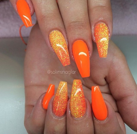 neon narancssárga köröm alatt