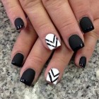 Egyszerű nail art fekete-fehér