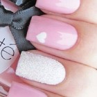 Nail art minták rózsaszín-fehér