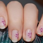 Nails virágmintás