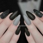 Schwarze und graue Nägel